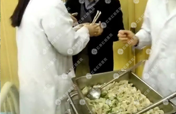 南宁医博医院给大家发饺子