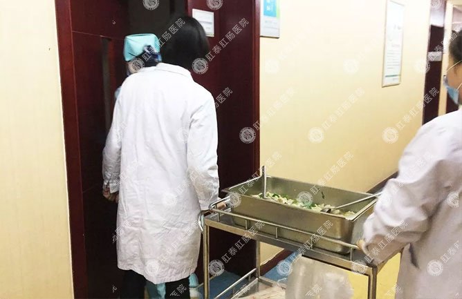 南宁医博医院医护人员在派送饺子