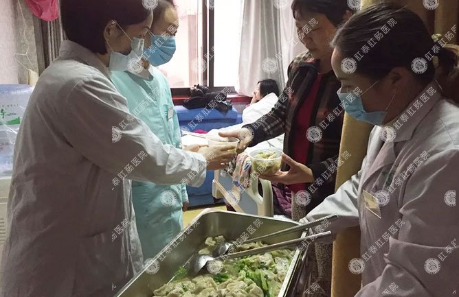 南宁医博医院给大家发饺子